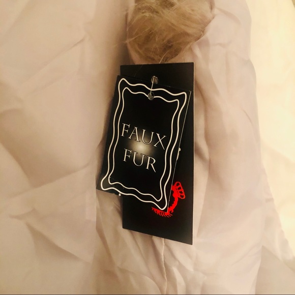 Red Snap-Cute two-tone faux fur vest.Size Med. - Picture 7 of 8